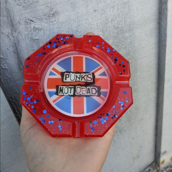 Punk is not dead handmade resin ashtray - Picture 5 of 15